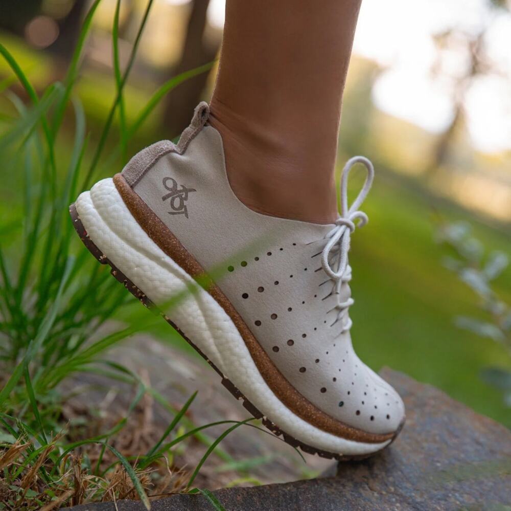 OTBT Alstead Sneakers 8 Dove Grey Vegan Suede Platform Travel Comfort Shoes